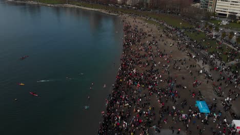 Varias-Tomas-De-Drones-En-English-Bay-Cerca-Del-Centro-De-Vancouver,-Bc-Durante-El-Evento-Polar-Bear-2019