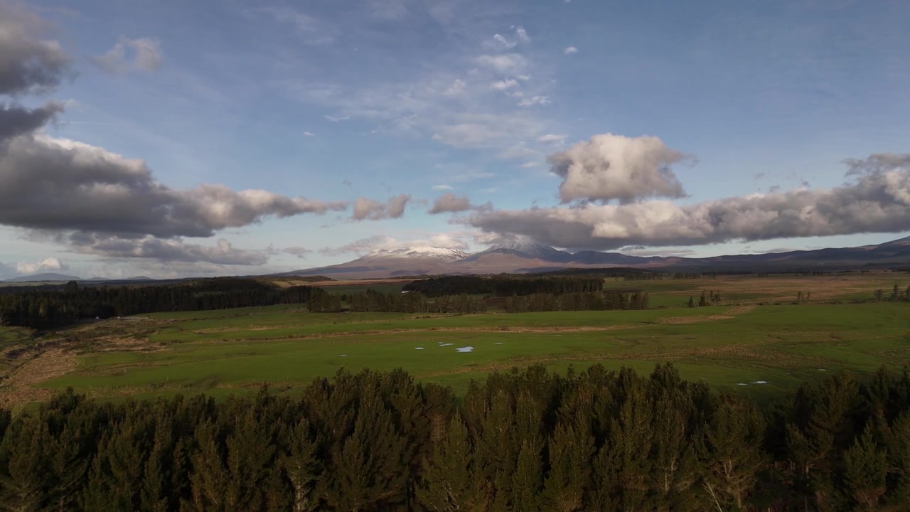 Yeni Zelanda'da gün batımında Tongariro Yanardağı, geniş açılı hava çekimi, hareketli çekim.