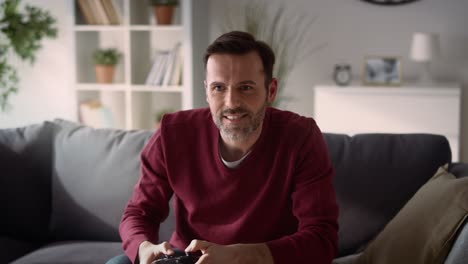 hombre jugando a videojuegos en casa