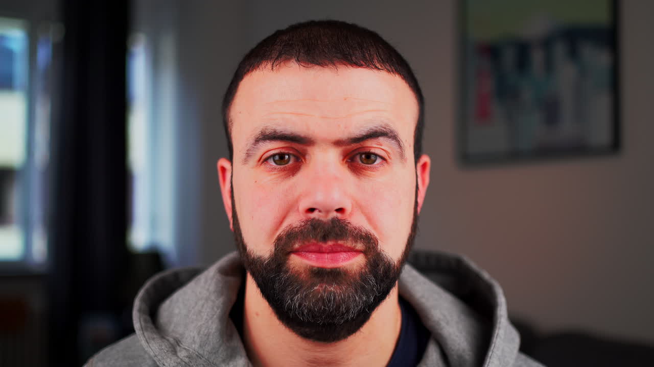 Primo piano di un uomo caucasico mediorientale felice che sorride alla telecamera.