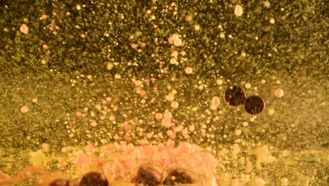 grandes orbes oscuros que caen en un grupo de orbes claros con un efecto de profundidad extrema de 60 fps