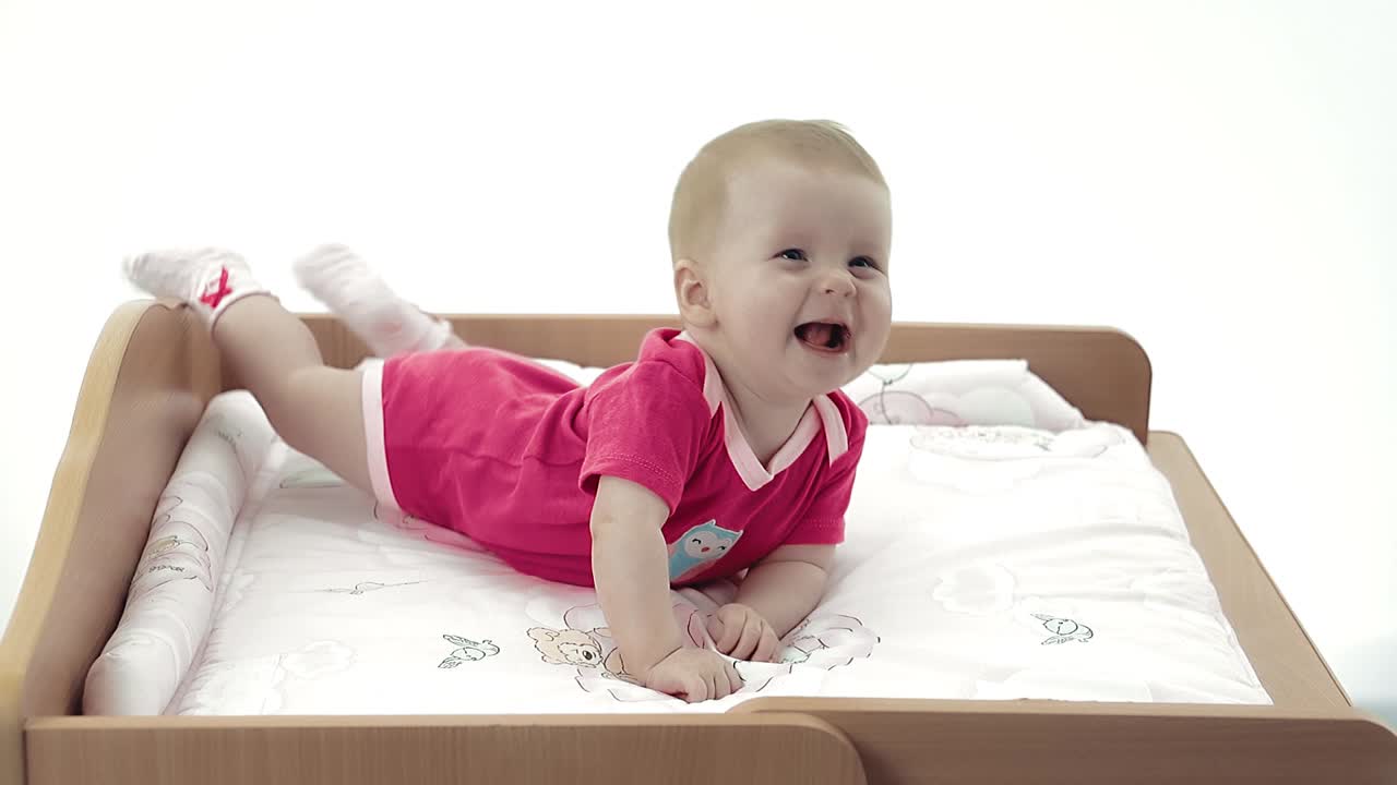 un bebé bonito jugando.