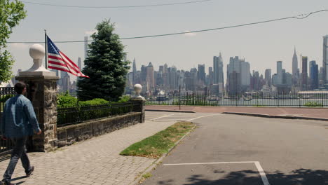 l'homme s'éloigne de la caméra sur un new jersey, u