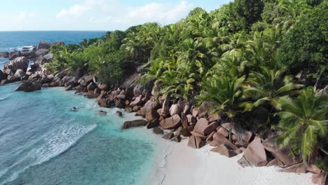 vista aérea de las playas blancas y aguas turquesas en anse coco, petit anse y grand anse en la digue, una isla de las seychelles