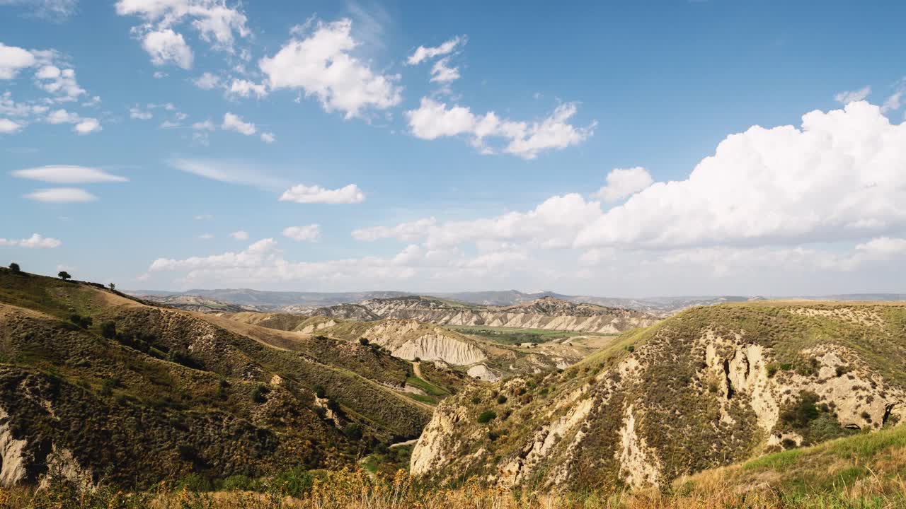 lapso de tiempo de las nubes moviéndose sobre el paisaje montañoso en el sur de italia en 4k