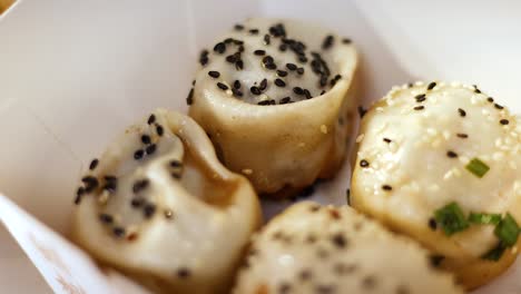 deliciosos panes con semillas de sésamo y cebollillo