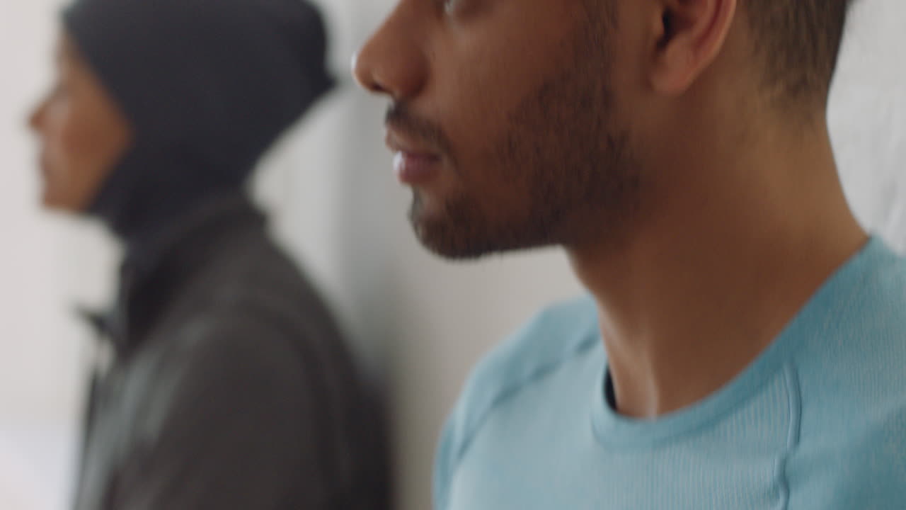 hombre hispano atractivo que usa un teléfono inteligente en un estudio de yoga navegando en línea compartiendo un estilo de vida saludable en las redes sociales disfrutando de la comunicación por teléfono móvil