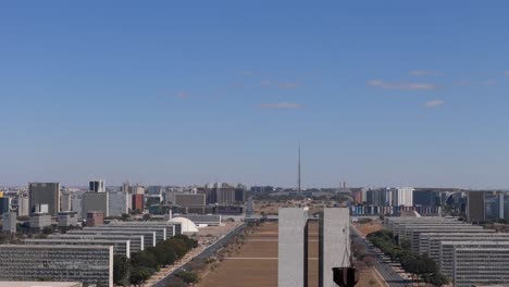 Bandera-Brasileña-Ondeando-En-La-Plaza-De-Los-Tres-Poderes-En-Brasilia