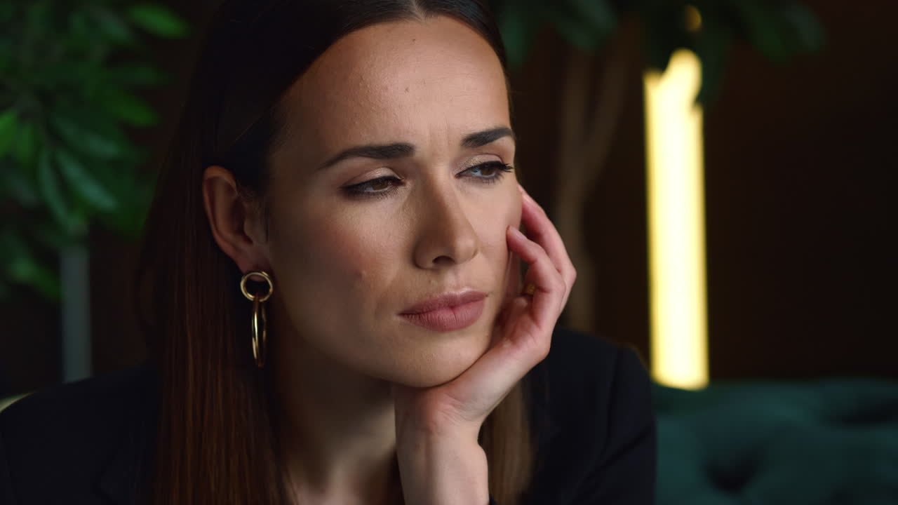 деловая женщина думает на диване в офисе.