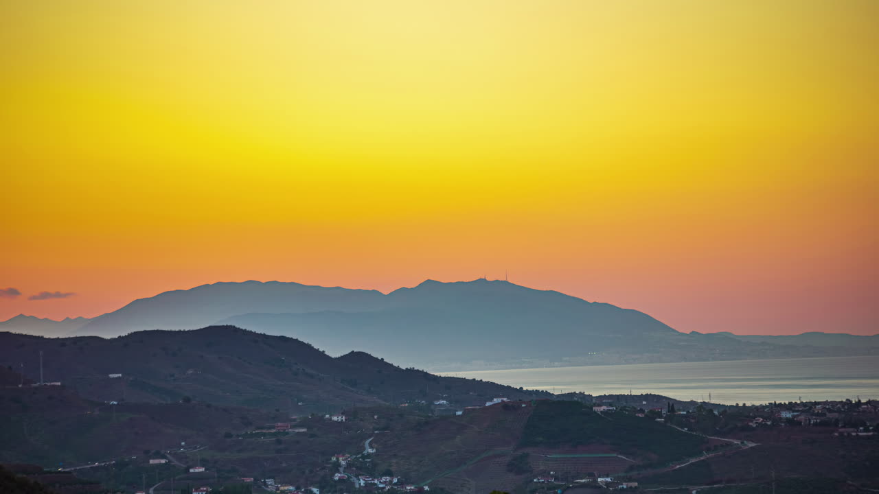 스페인 의 산악 해안 에서 점진적 인 해 가 지는 모습 을 촬영 한 영상