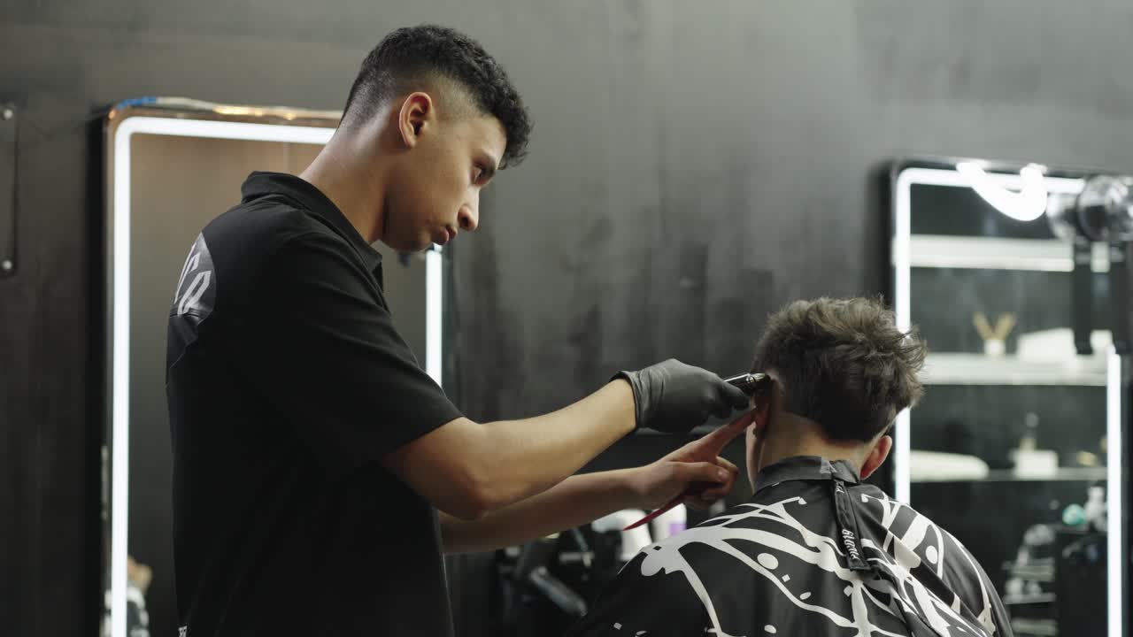 Barbiere che taglia i capelli a un cliente