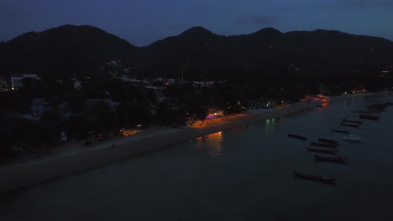 Spiaggia Tropicale Aerea e Barche di Notte