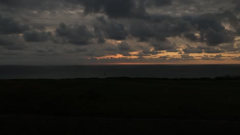 tomada en lapso de tiempo de la puesta de sol sobre la costa de la playa de fistral en newquay, cornwall