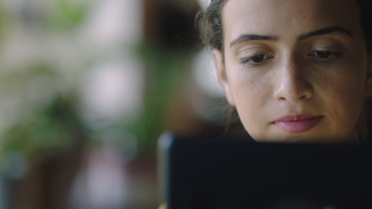 retrato de una hermosa mujer caucásica usando una tableta digital en un café bebiendo café navegando en línea leyendo mensajes de redes sociales en un dispositivo móvil disfrutando de ver entretenimiento