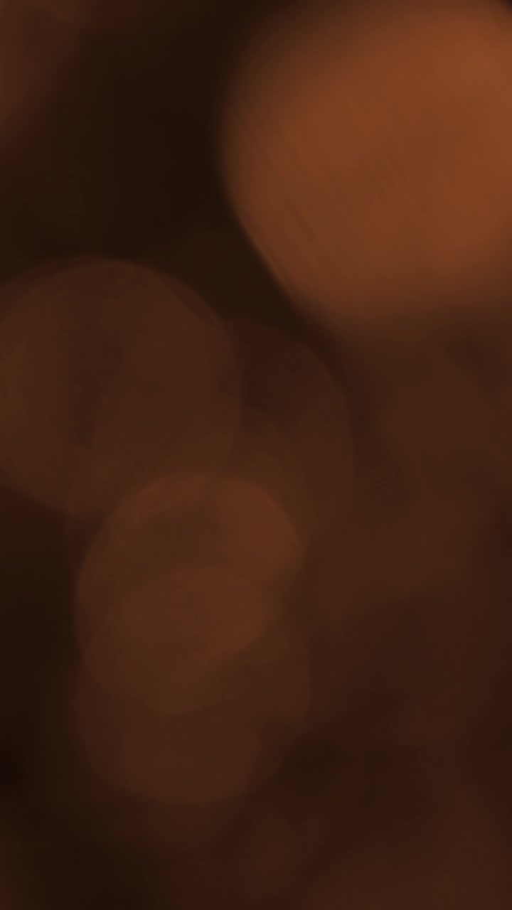 Effetto Bokeh Astratto di Luce Dorata su Sfondo Scuro