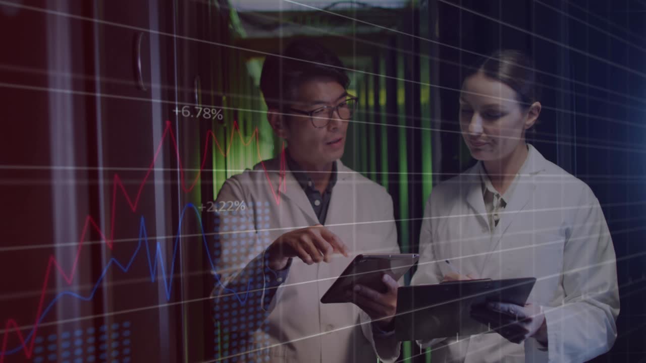 animación de datos sobre diversos ingenieros de ti masculinos y femeninos con tableta por servidor de computadora