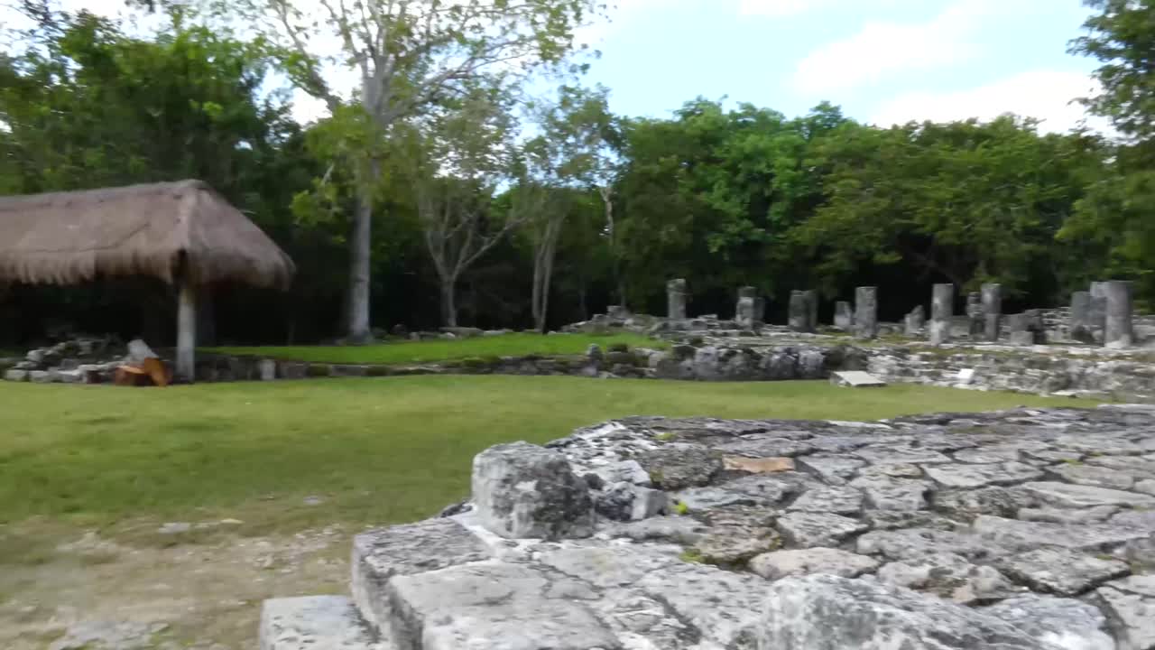 The Niches building and &amp;quot;The Altar&amp;quot; in Center of Plaza at San Gervasio, Mayan archeological site, Cozumel, Mexico
