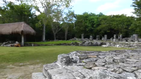 Das-Nischengebäude-Und-Der-„Altar“-In-Der-Mitte-Des-Platzes-In-San-Gervasio,-Maya-Ausgrabungsstätte,-Cozumel,-Mexiko