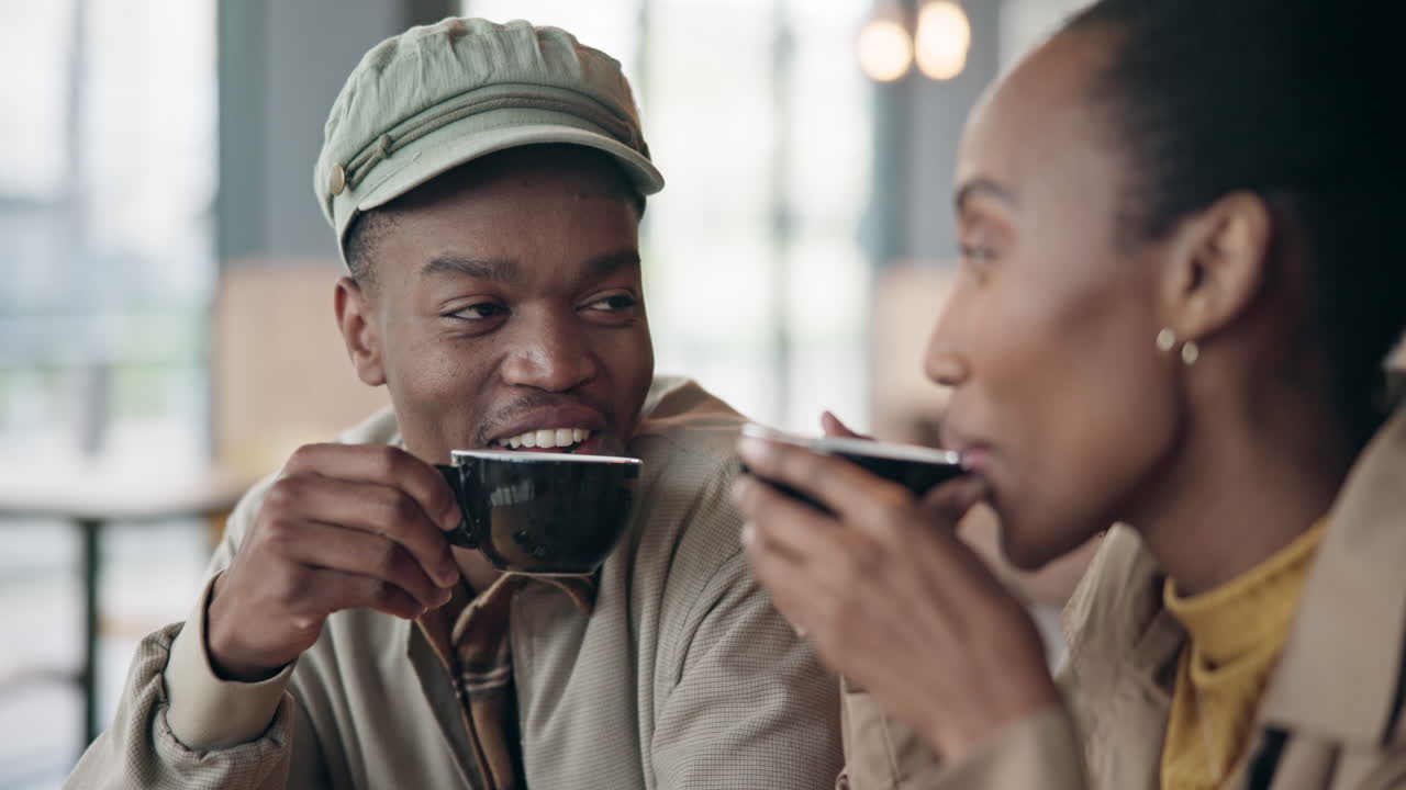 pareja, cafetería y romance con la comunicación