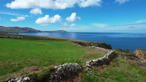 Lugares-épicos-De-Irlanda-Drones-Volando-Hacia-El-Mar,-Península-De-Cods-Head-En-West-Cork,-Hermoso-Paisaje-Rural