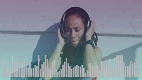 equalizador de música contra el primer plano de una mujer afroamericana con auriculares escuchando música