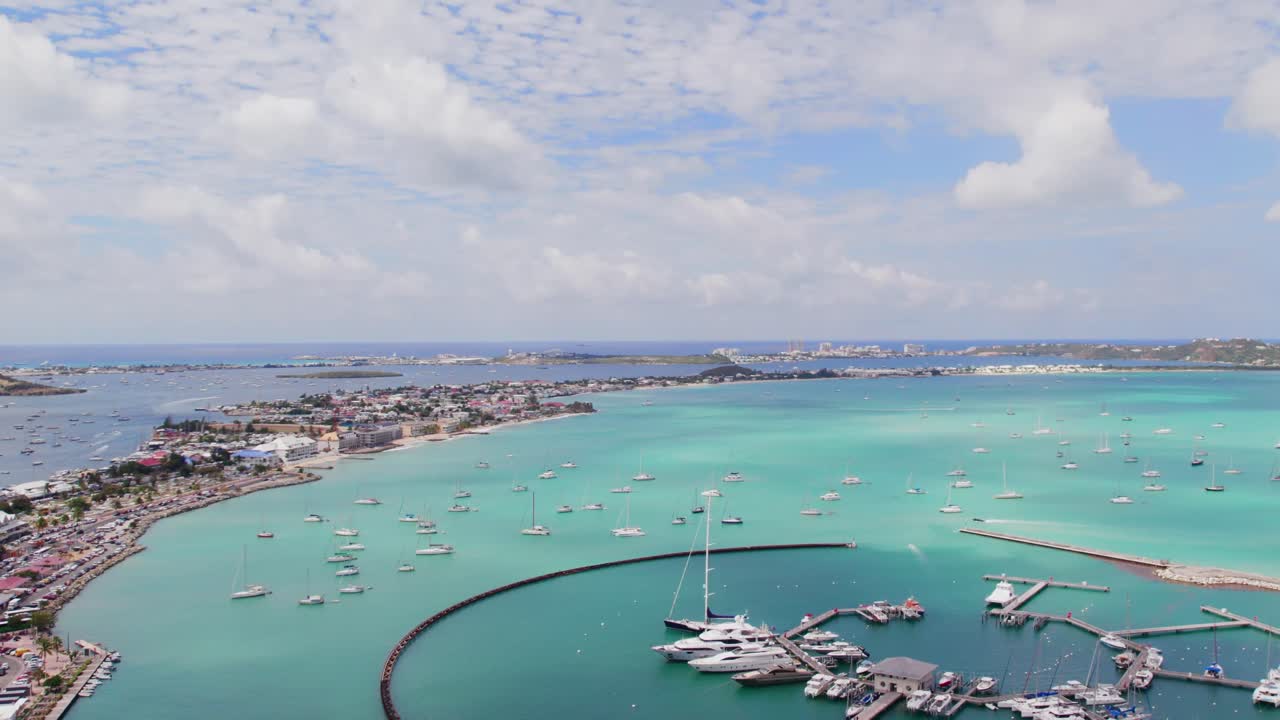 En droneferd over det krystallklare vannet ved St. Martin.