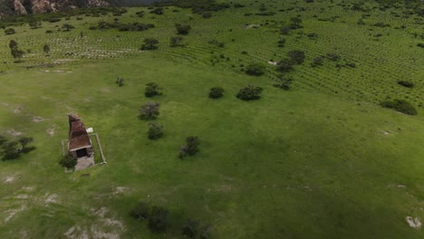 chimenea rústica construida a mano en un campo verde rural vacío, campo de montaña, vista aérea