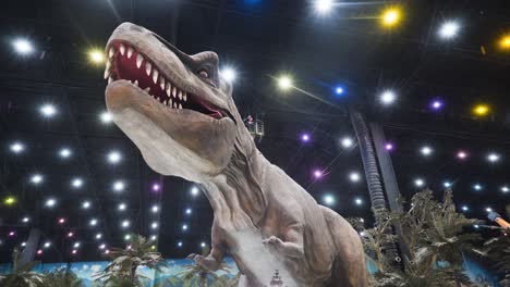 t-rex gigante en un parque de entretenimiento cubierto