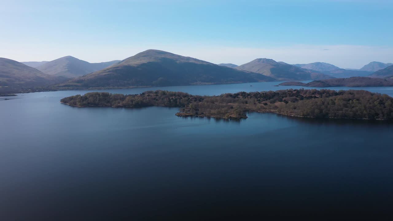 화창한 날 벤 로몬드 산까지 로크 로몬드 물을 둘러보고 섬 너머로 보이는 전망
