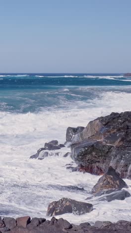 ocean waves crashing on the rocky coastline