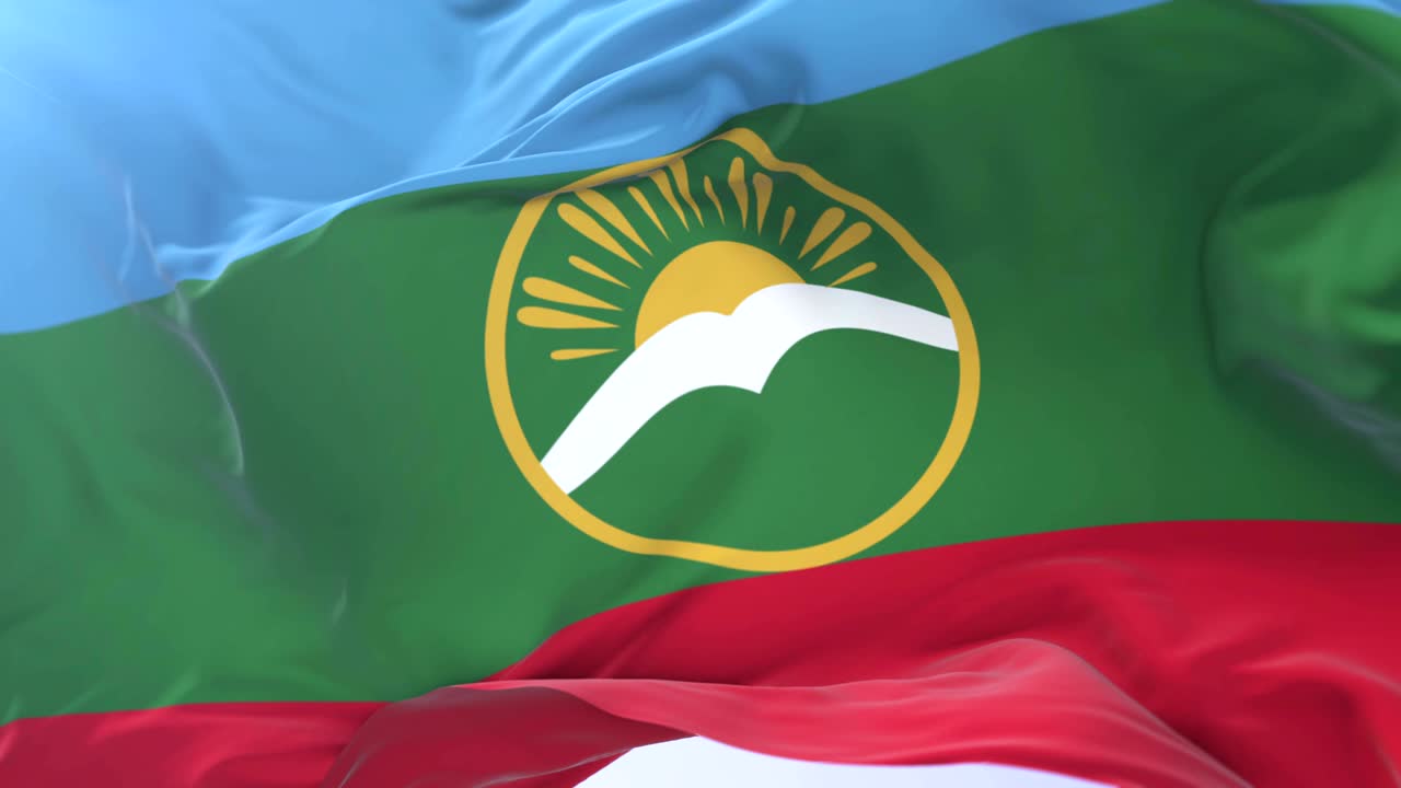 флаг карачайской черкесии, размахивающий ветром в медленном, петле