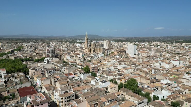 Vedute aeree della città in un pomeriggio caldo a Maiorca