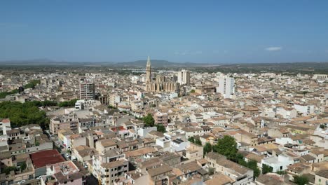 Blick-Auf-Die-Stadt-An-Einem-Heißen-Nachmittag-Auf-Mallorca,-Luftaufnahme