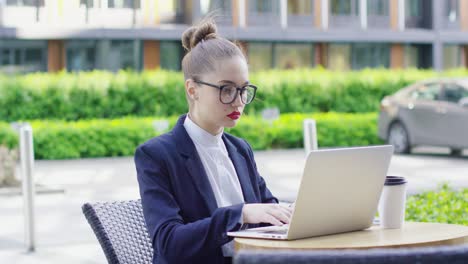 empresaria con laptop en cafe
