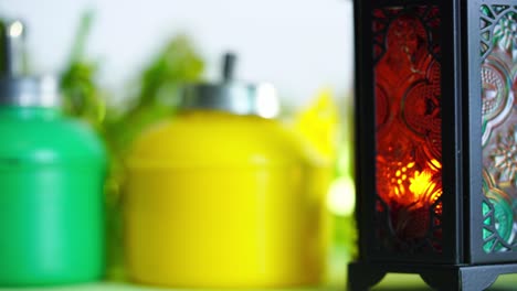 linterna árabe y cinta ketupat sobre un fondo verde