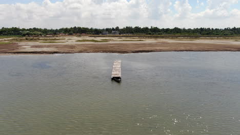 Toma-Aérea-Sobre-Un-Pequeño-Muelle-Ubicado-En-La-Laguna-Karavasta-En-Albania-Y-En-Un-Día-Soleado