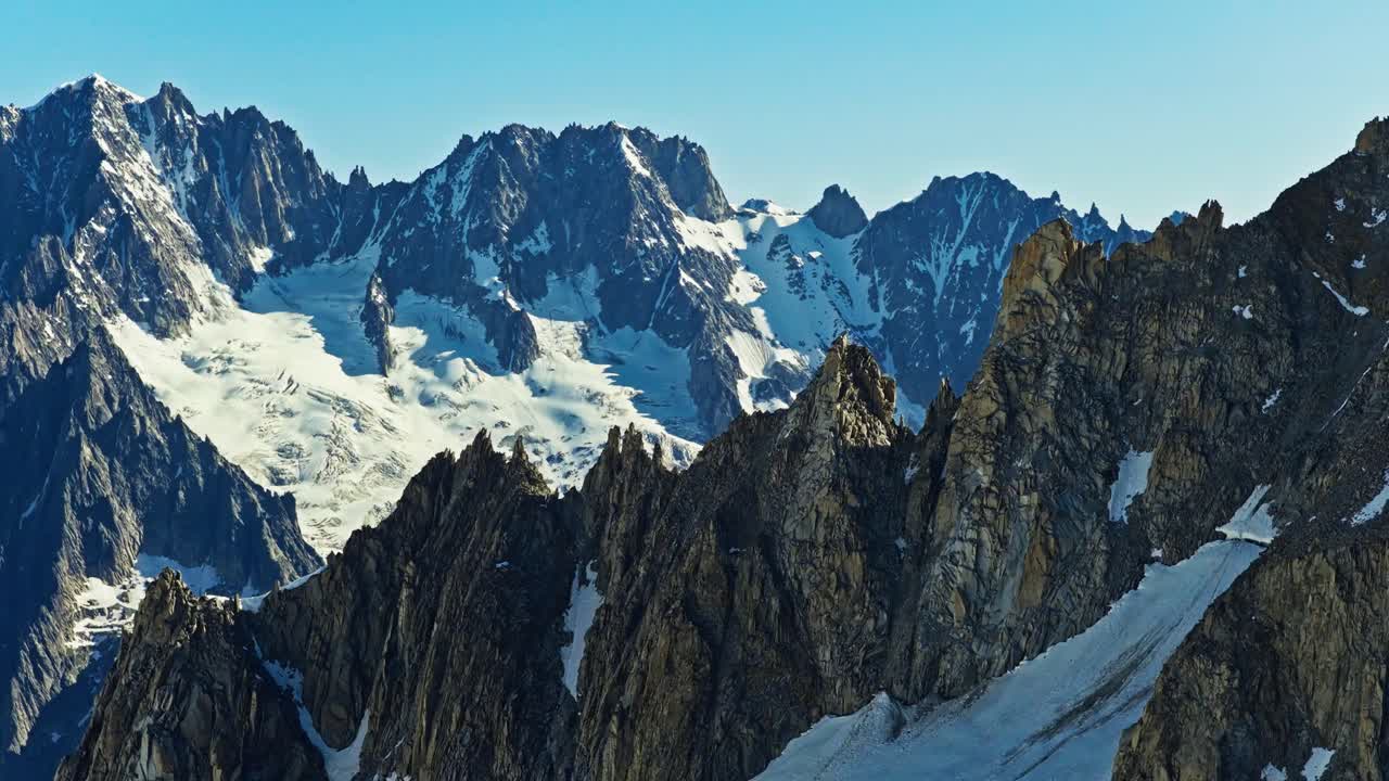 Vette alpine e terreno glaciale a Chamonix, Francia, nelle Alpi francesi. Ideale per temi di viaggio, inverno, natura e avventura, vista aerea panoramica cinematografica.