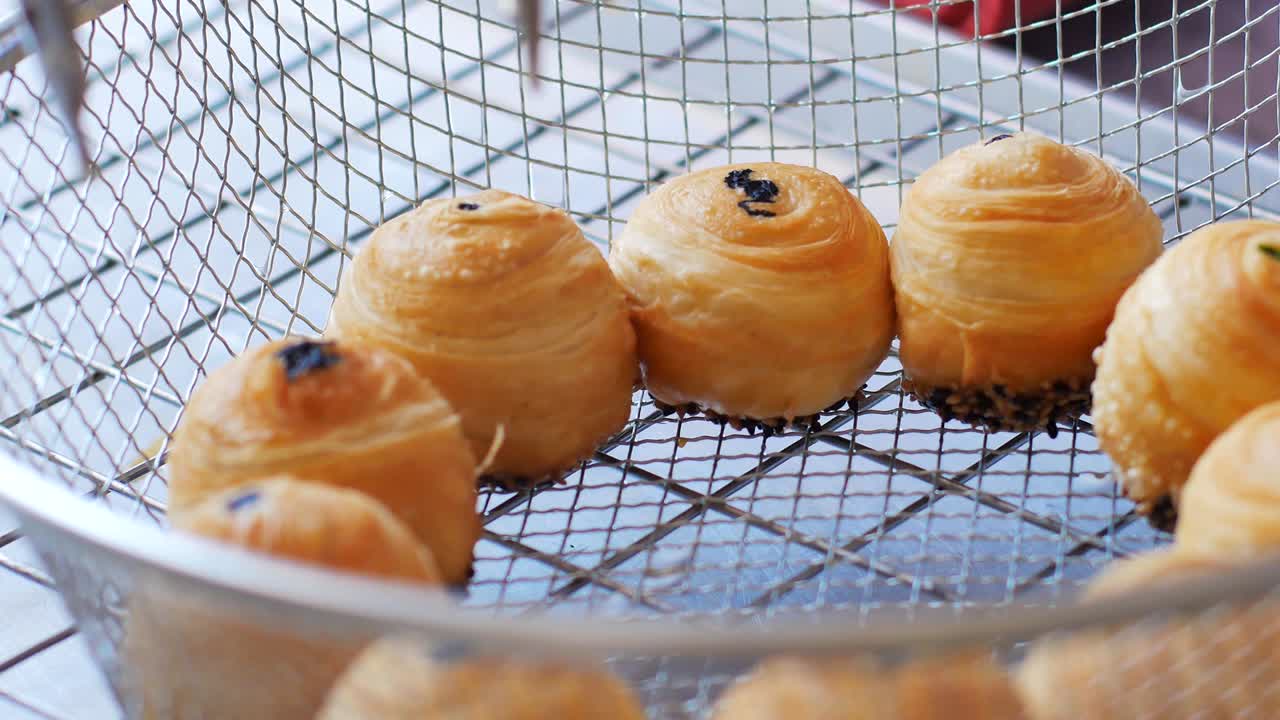 긴 중국 페이스트리 (fried chinese pastry) 를 위한 푸프 페이스터리 (puff pastry) 를 준비합니다.