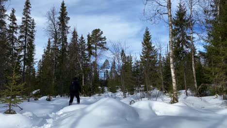 Mann-Auf-Schneeschuhen-Geht-Mit-Rucksack-In-Einen-Verschneiten-Wald