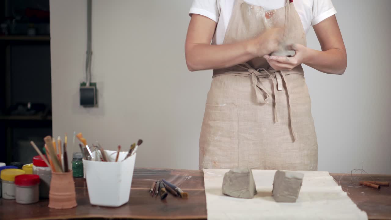 mujer trabajando con arcilla en un estudio de cerámica