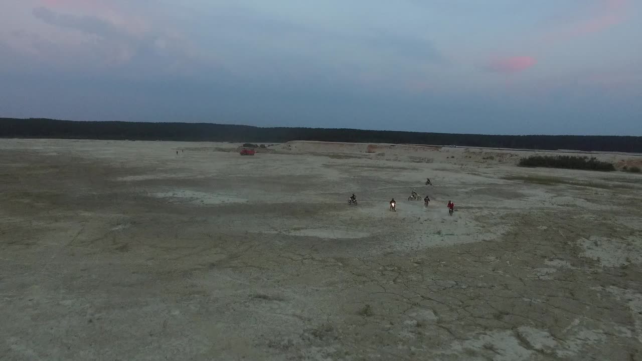 모터사이클리스트 들 이 저녁 에 버려진 광산 을 탐사 하고 있다