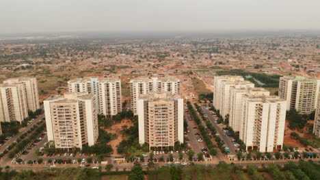 Reisende-Front,-Drohne,-Zentralität-Von-Zango,-Luanda,-Angola,-Afrika-Heute,-Soziale-Kontraste,-Harte-Realitäten