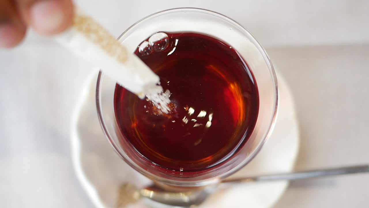 차에 설탕을 첨가하는 것