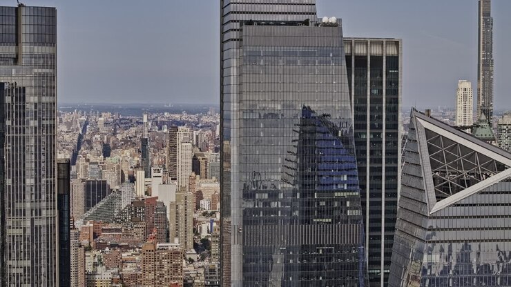 NYC New York Aerea v447, sorvolo ravvicinato con drone del quartiere di Chelsea che cattura moderni grattacieli a Hudson Yards e il popolato paesaggio urbano di Midtown Manhattan - Ripreso con Mavic 3 Pro Cine - Settembre 2023.