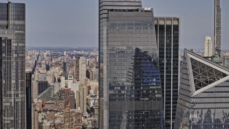 nueva york aerial v447 zoom drone flyover vecindario de chelsea capturando rascacielos modernos en hudson yards y poblado centro de manhattan paisaje urbano - filmado con mavic 3 pro cine - septiembre 2023