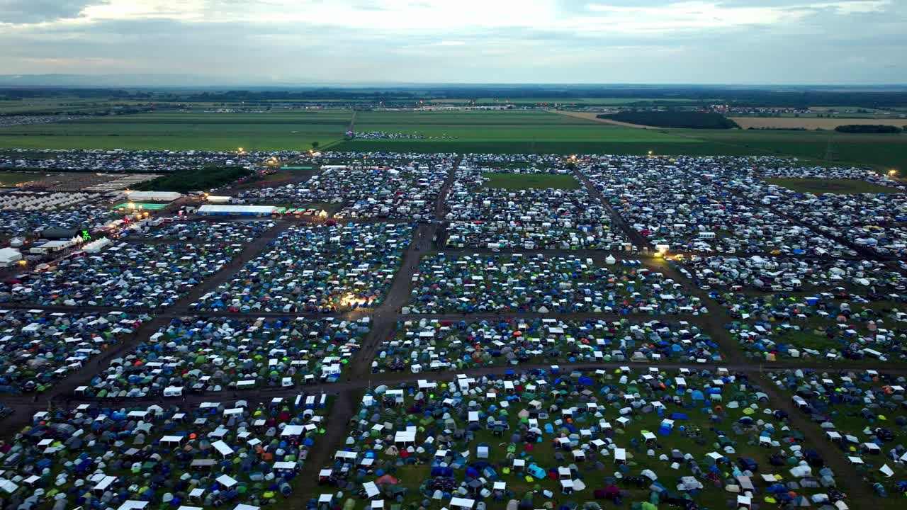 파노니아 필즈 ii, 니 ⁇ 스도르프, 오스트리아에서 열리는 노바 록 페스티벌 기간 동안의 사건에 대한 파노라마 뷰 - 드론 촬영