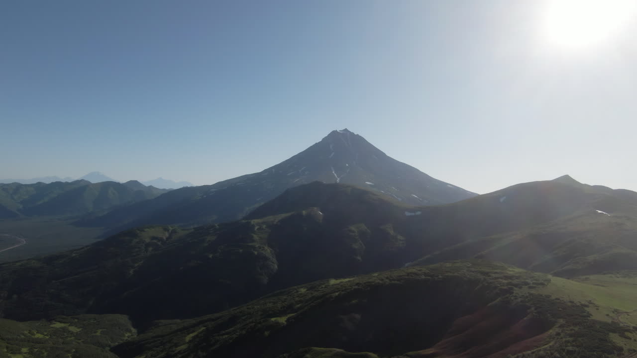 majestuoso volcán y cordillera de alaska