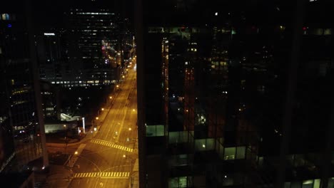 Luftaufnahmen-Rund-Um-Das-Glitzernde,-Glänzende-Gebäude-Der-Innenstadt-Bei-Nacht