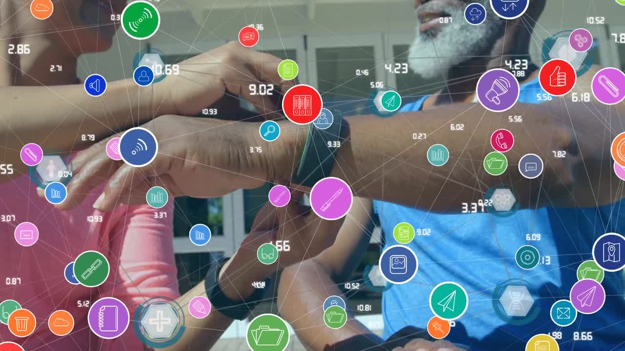 animación de iconos de los medios sobre una pareja afroamericana mayor que usa un reloj inteligente