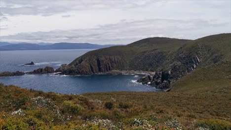 Bruny-Island-In-Der-Nähe-Des-Leuchtturms-Mit-Blick-Auf-Die-Wunderschöne-Felsformation